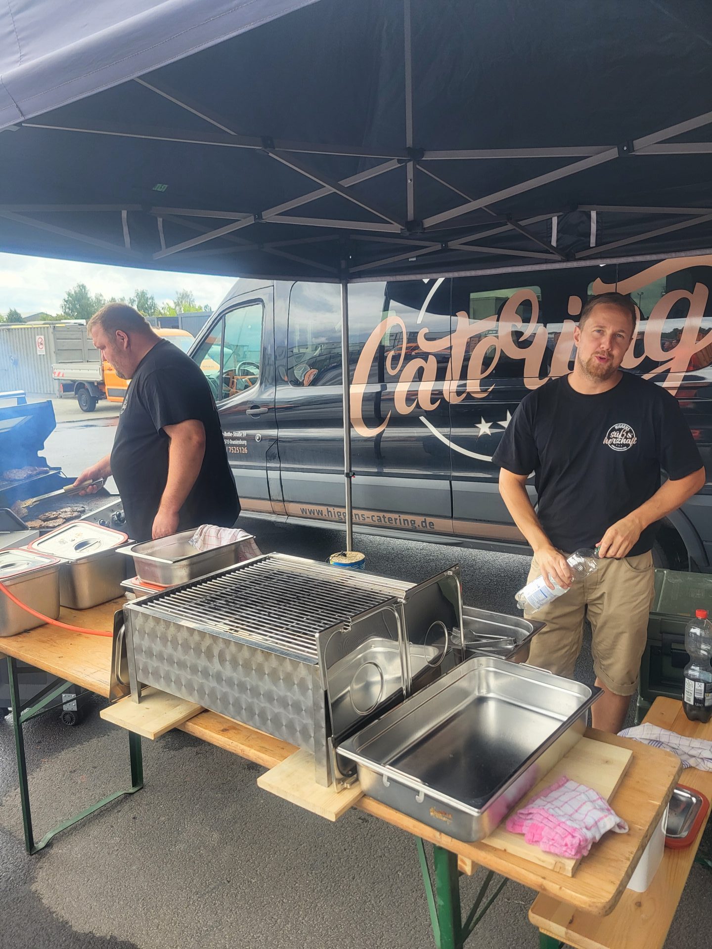 Koch bereitet Speisen im Catering zu